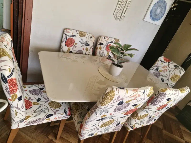 Juego de comedor con sillas estampadas - 2