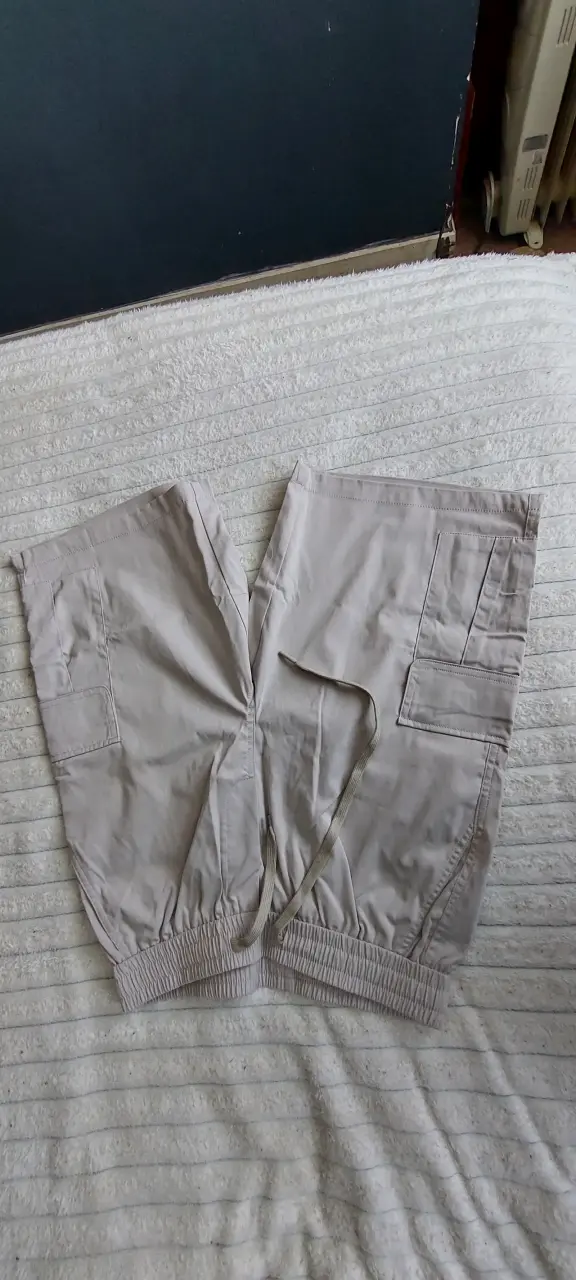 Pantalones cortos beige con bolsillos - 1
