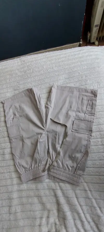 Pantalones cortos beige con bolsillos - miniatura 1