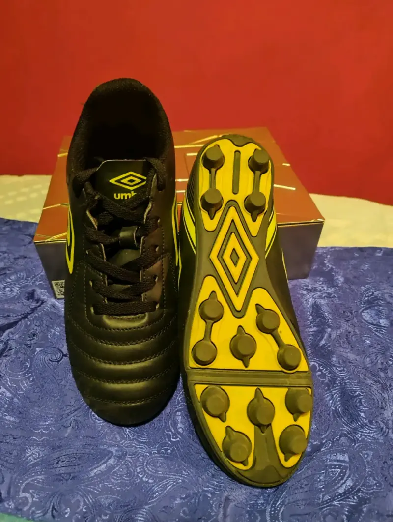 Zapatos de fútbol Umbro Clásico negros - 2