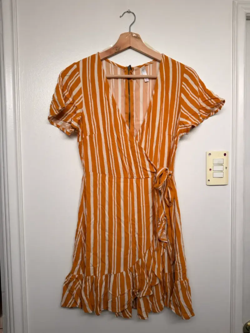 Vestido corto a rayas naranja y blanco
