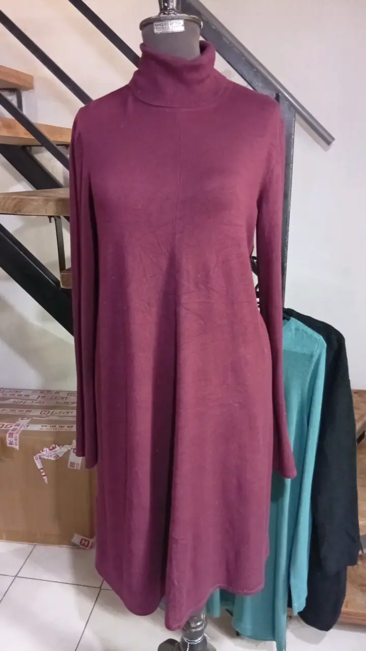 Vestido de lana burdeos con cuello alto