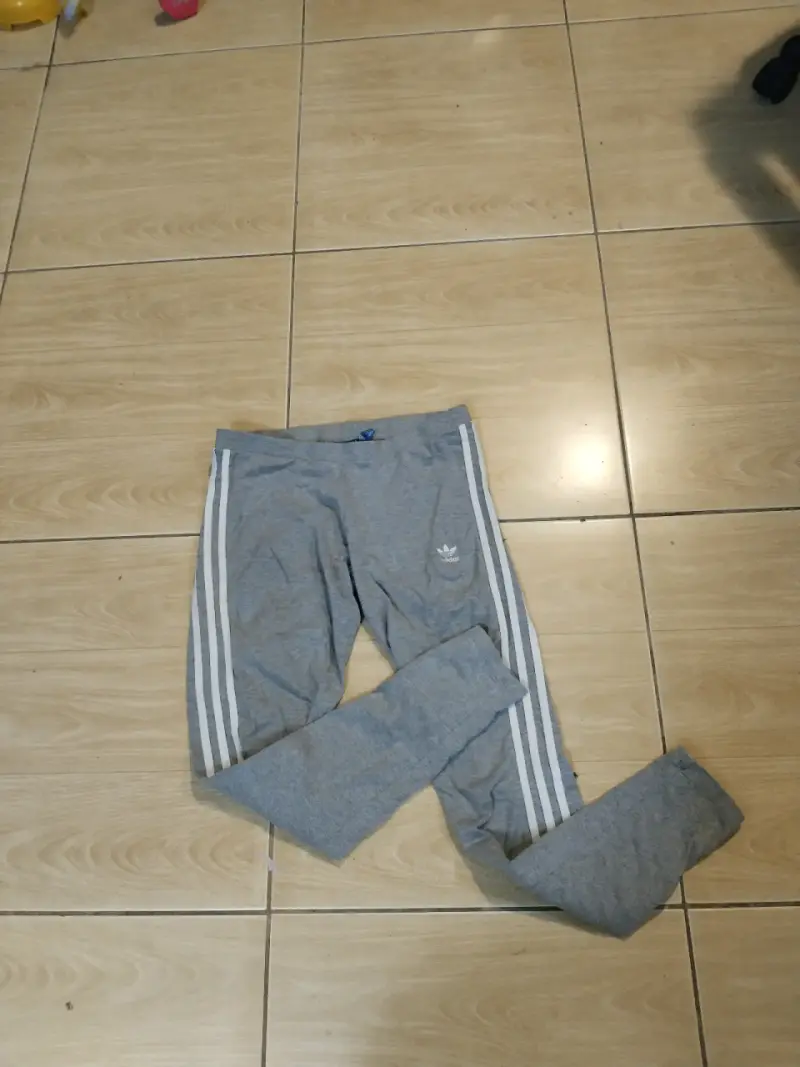 Leggings deportivos grises Adidas con franjas - 2