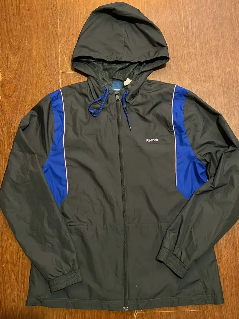 Chaqueta cortaviento Reebok negra y azul