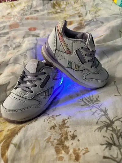 Zapatillas infantiles con luces LED - miniatura 1
