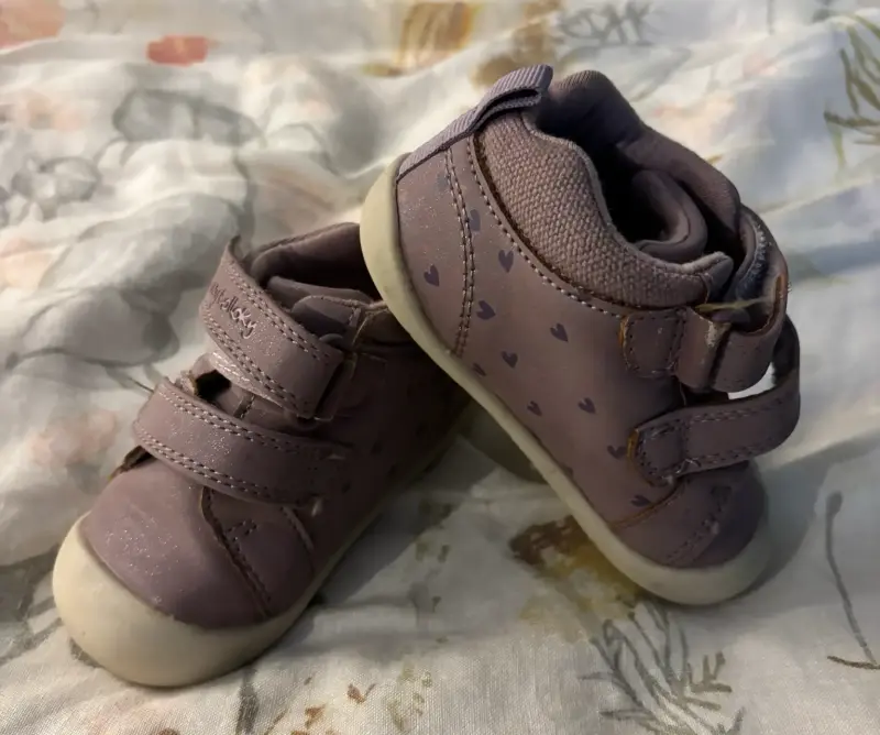 Zapatos de bebé morados con corazones