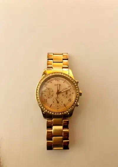 Reloj dorado Guess con cristales - miniatura 1