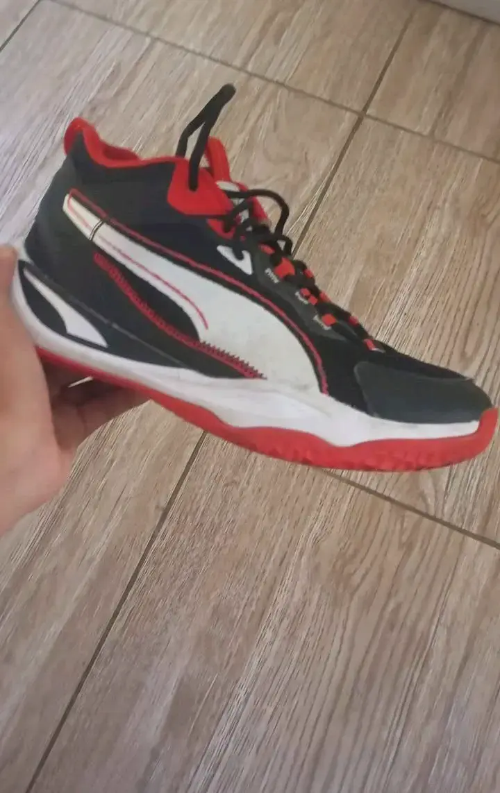 Zapatillas deportivas Puma negras y rojas - 1