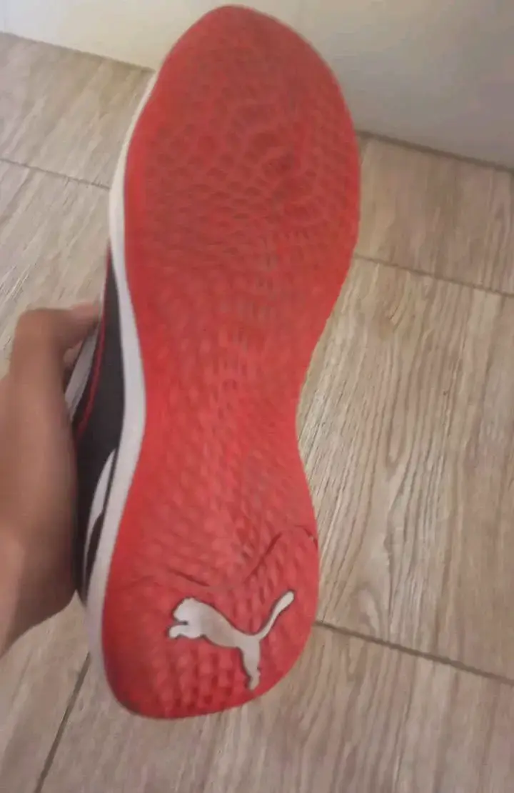 Zapatillas deportivas Puma negras y rojas - 2