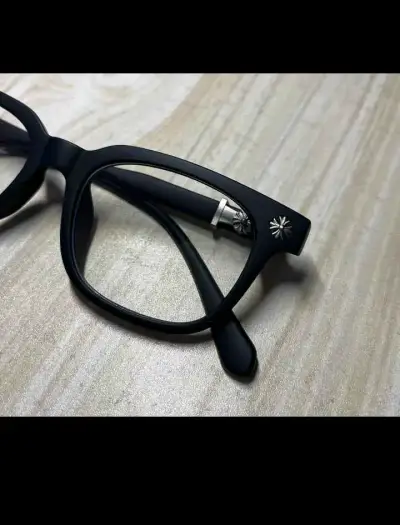 Lentes ópticos de marco negro con detalle metálico - miniatura 2