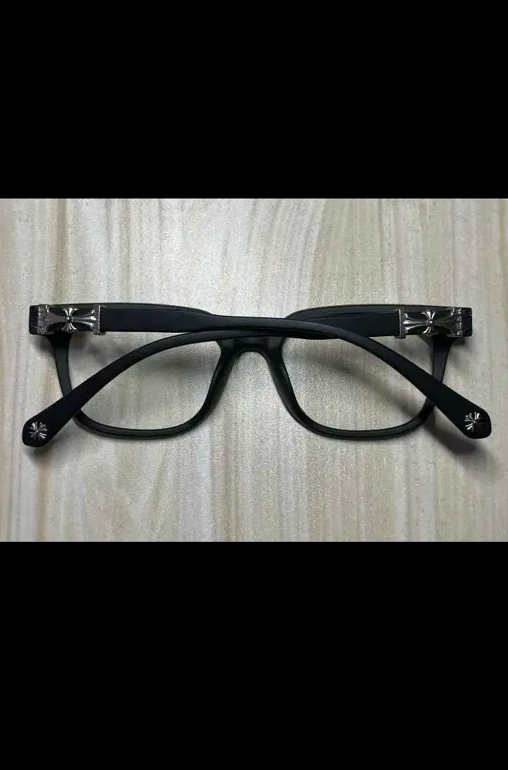 Lentes ópticos de marco negro con detalle metálico - 4