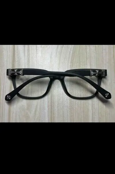 Lentes ópticos de marco negro con detalle metálico - miniatura 4
