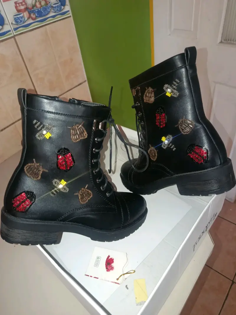 Botas negras con bordados de insectos - 1