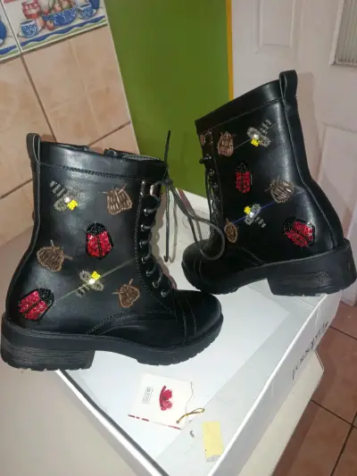 Botas negras con bordados de insectos - miniatura 1