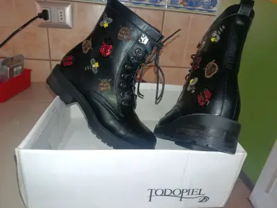 Botas negras con bordados de insectos - miniatura 2