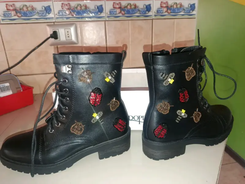 Botas negras con bordados de insectos - 4