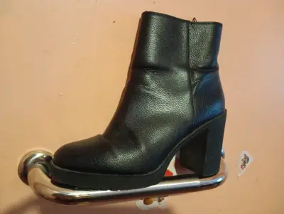 Botín de cuero negro con tacón - miniatura 1