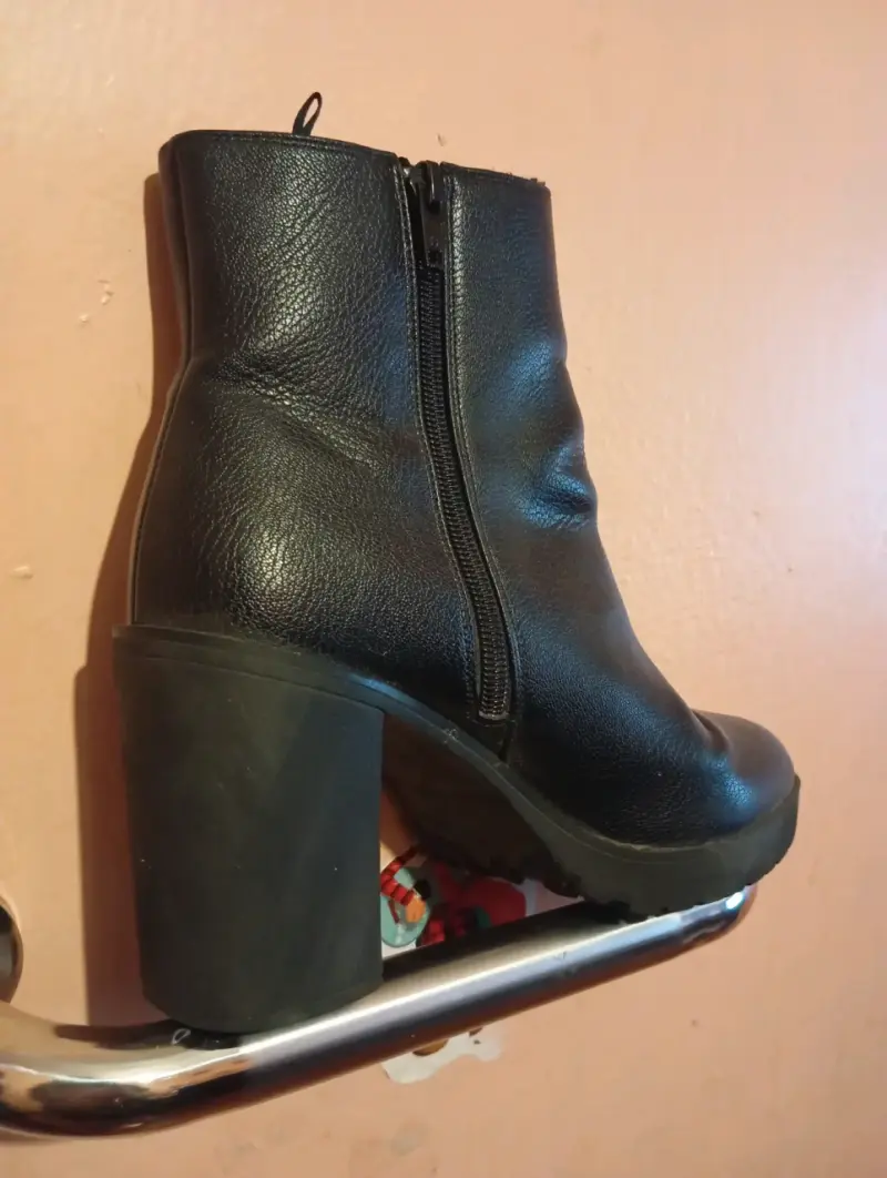 Botín de cuero negro con tacón - 2