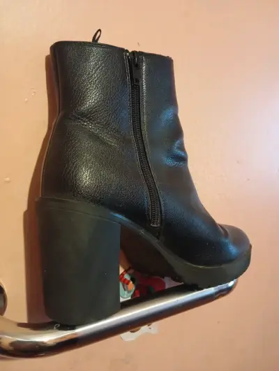 Botín de cuero negro con tacón - miniatura 2