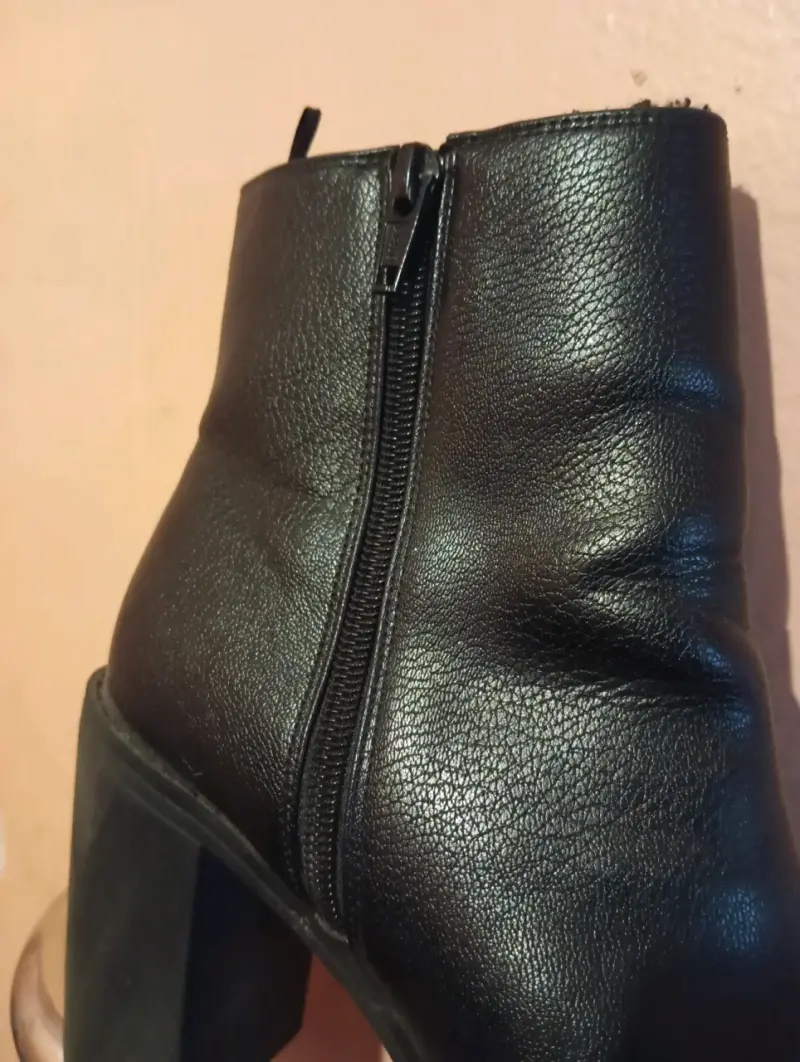 Botín de cuero negro con tacón - 3