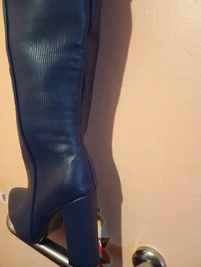 Bota alta azul con tacón grueso - 2
