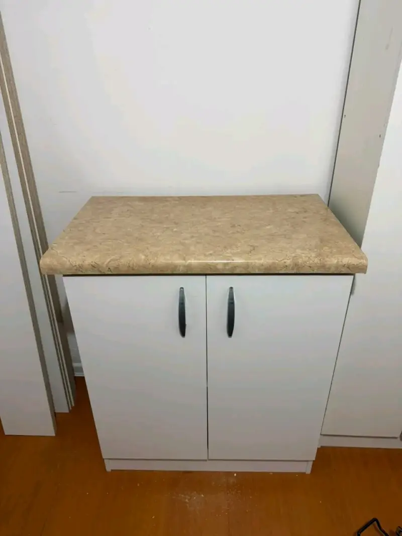 Mueble de cocina blanco con cubierta de mármol - 1