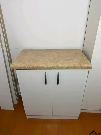 Mueble de cocina blanco con cubierta de mármol - miniatura 1