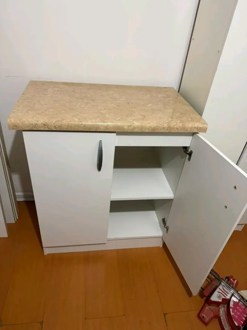 Mueble de cocina blanco con cubierta de mármol - 2