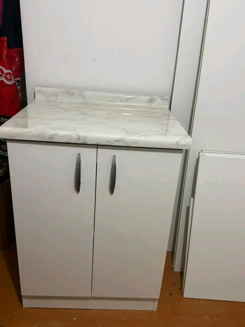 Mueble de cocina blanco con cubierta de mármol - 3