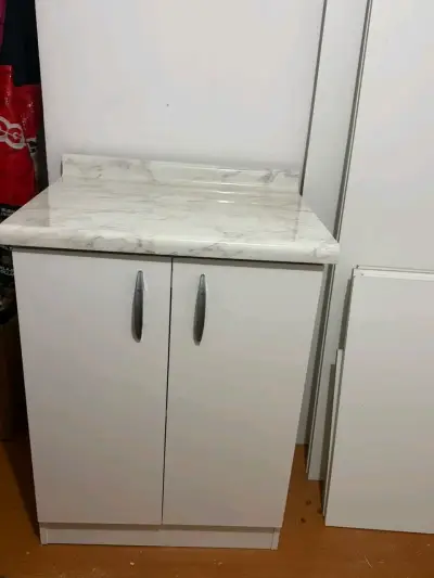 Mueble de cocina blanco con cubierta de mármol - miniatura 3