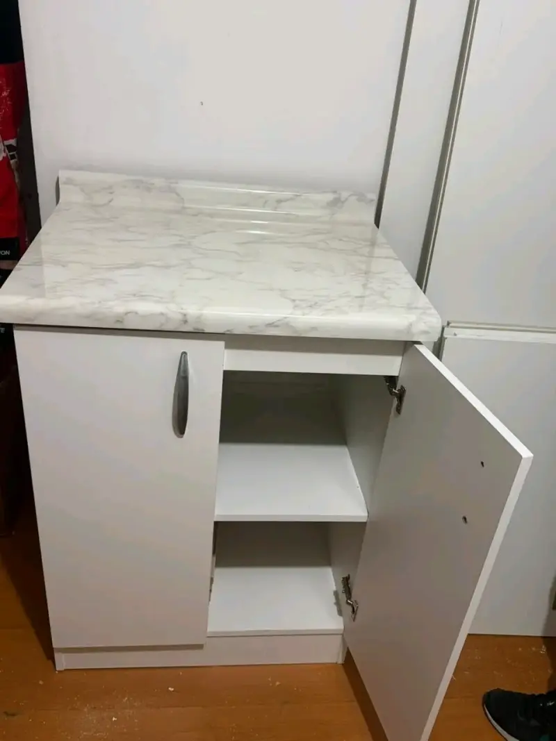 Mueble de cocina blanco con cubierta de mármol - 4