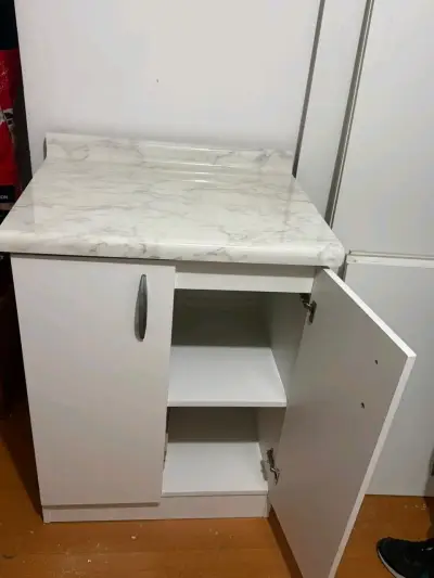 Mueble de cocina blanco con cubierta de mármol - miniatura 4