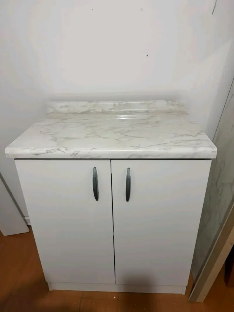 Mueble de cocina blanco con cubierta de mármol - 5
