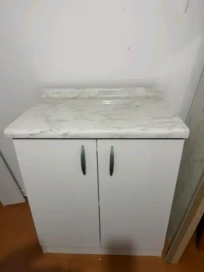 Mueble de cocina blanco con cubierta de mármol - miniatura 5