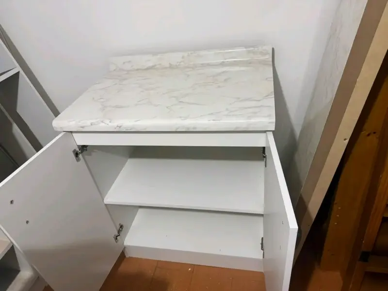 Mueble de cocina blanco con cubierta de mármol - 6