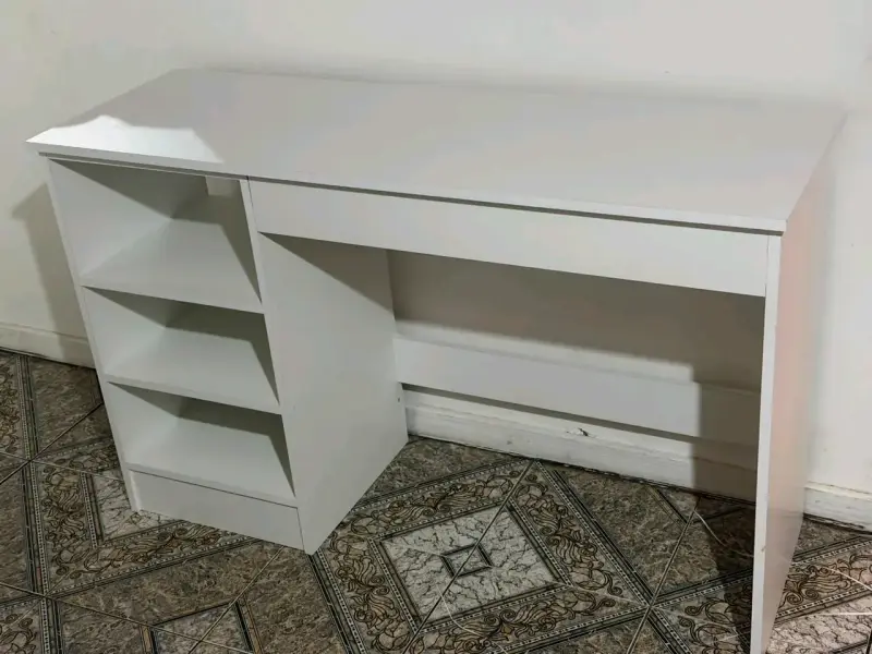 Escritorio blanco con estantes integrados - 1