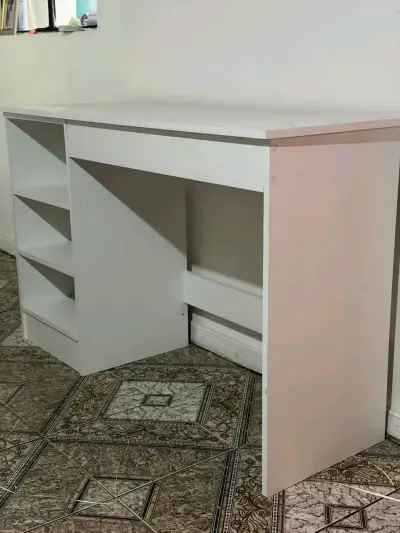 Escritorio blanco con estantes integrados - miniatura 2
