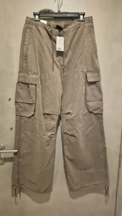 Pantalones cargo cafe con bolsillos H&M - miniatura 1
