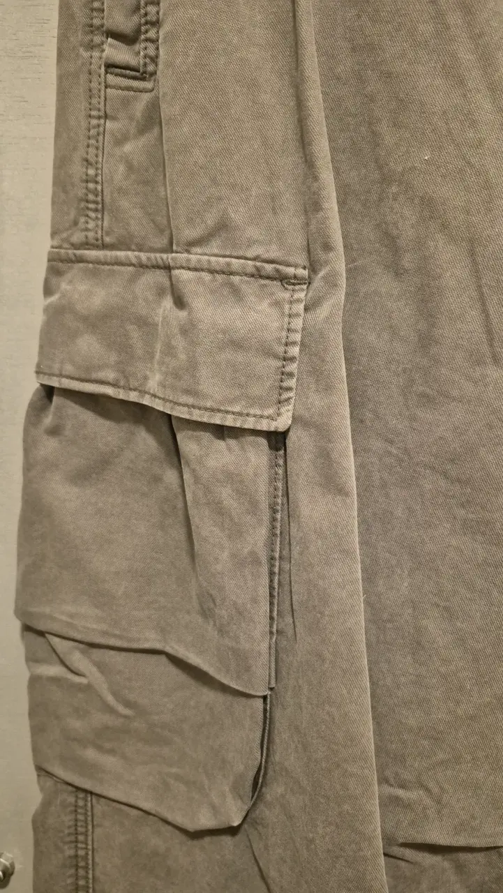Pantalones cargo cafe con bolsillos H&M - 3