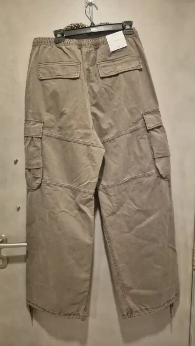 Pantalones cargo cafe con bolsillos H&M - miniatura 5