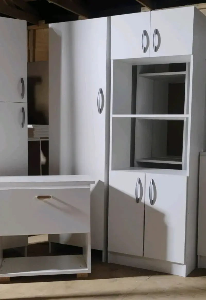 Mueble de cocina blanco con estantes