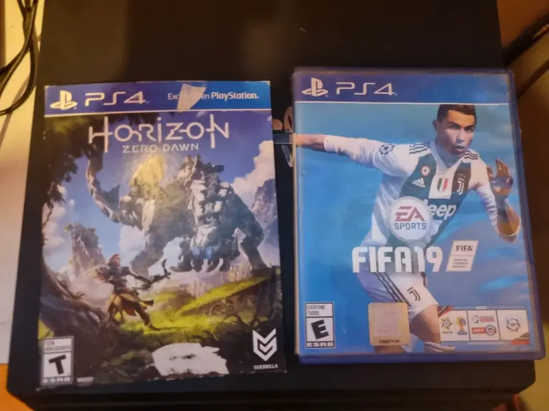 Consola PS4 con juegos Horizon y FIFA 19 - 2