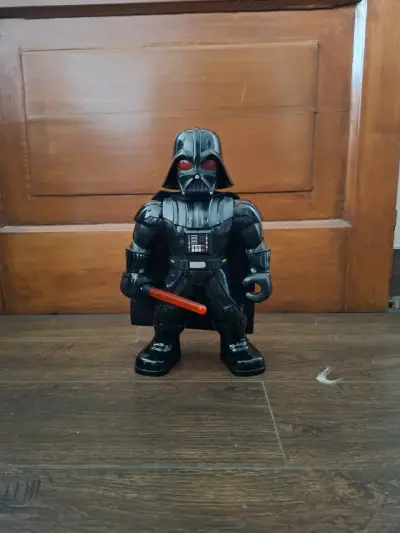 Figura de acción Darth Vader con sable de luz - miniatura 1