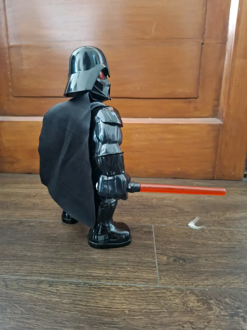 Figura de acción Darth Vader con sable de luz - 2