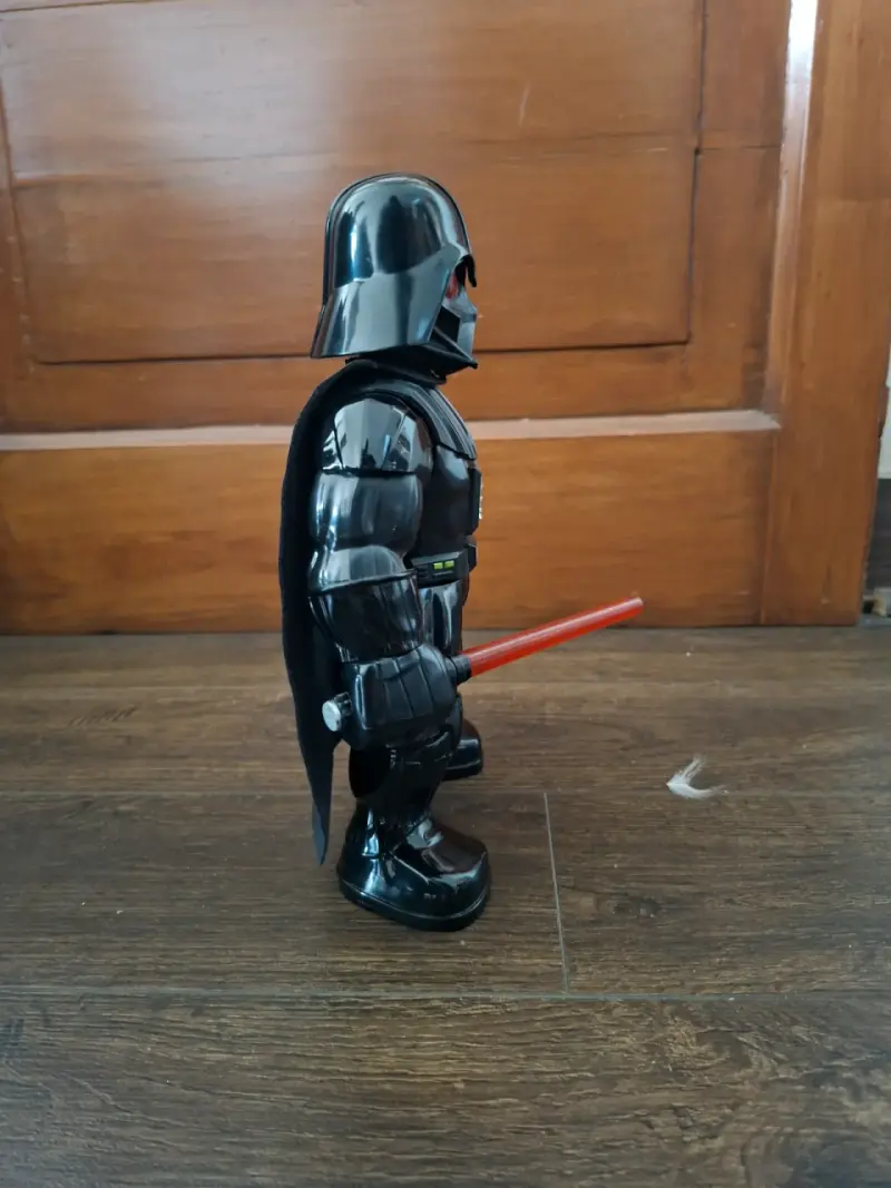 Figura de acción Darth Vader con sable de luz - 3