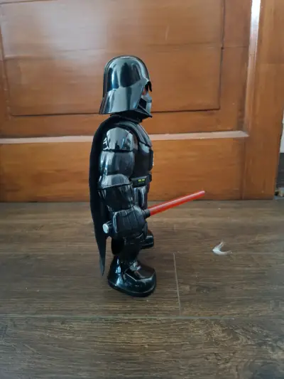 Figura de acción Darth Vader con sable de luz - miniatura 3