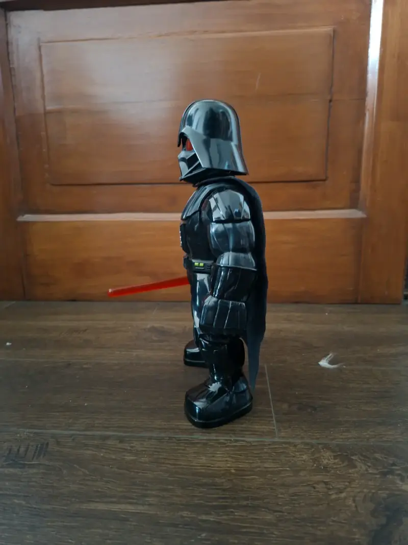 Figura de acción Darth Vader con sable de luz - 4
