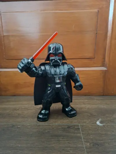 Figura de acción Darth Vader con sable de luz - miniatura 6