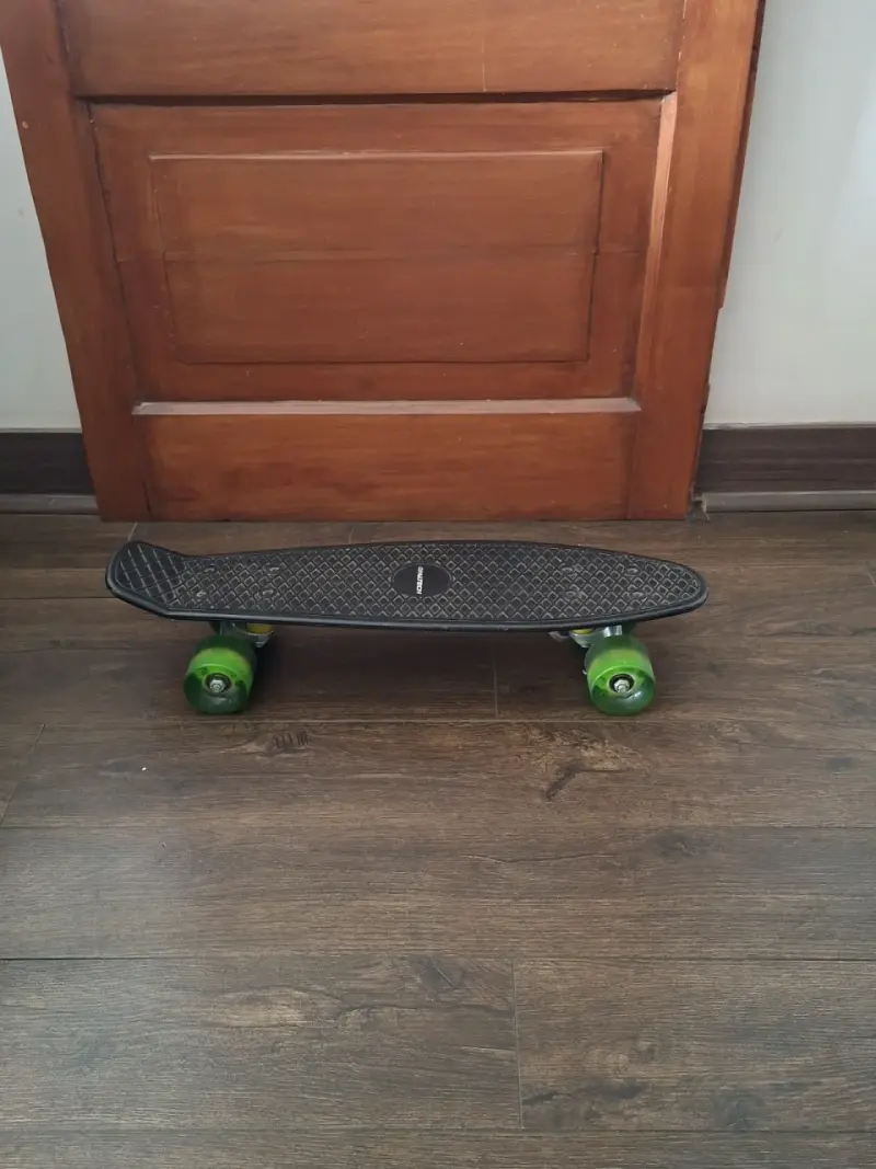 Skateboard compacto con ruedas verdes - 1