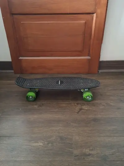 Skateboard compacto con ruedas verdes - miniatura 1